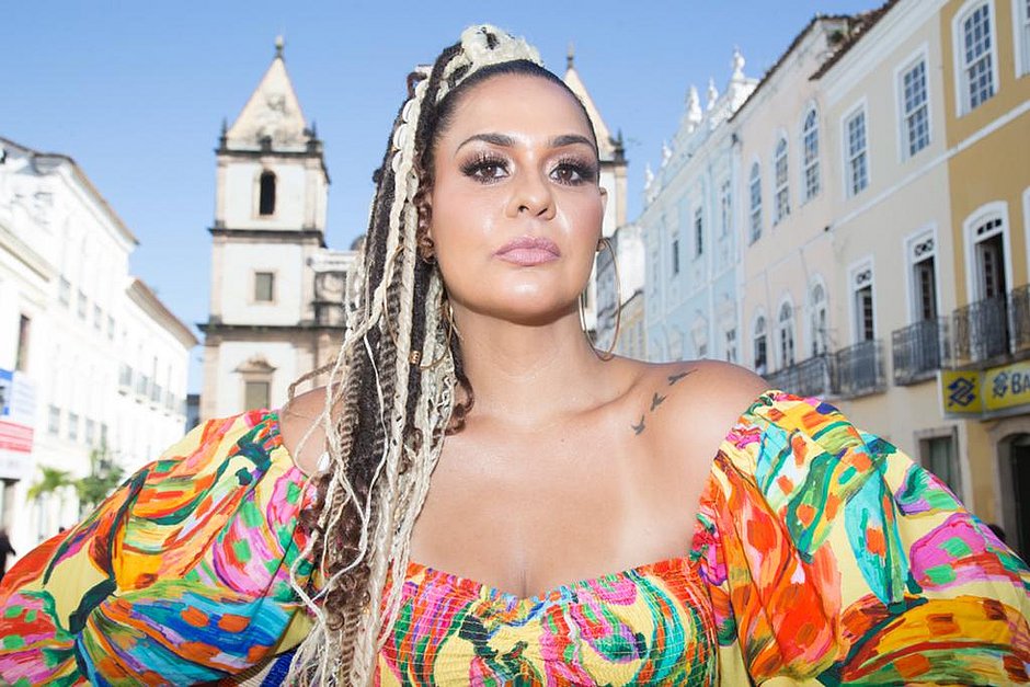 Cantora Carolina Parada lança single gravado em pontos turísticos de Salvador; veja clipe 